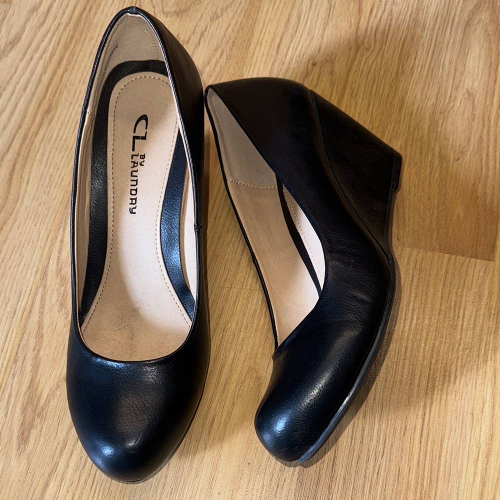 CL by Laundry size 8.5W 8.5 wide Classic Black Wedges shoes heels